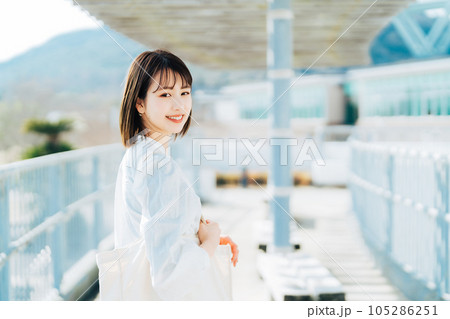 キャンパスを歩く大学生 105286251