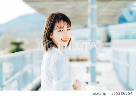 笑顔の女性 105286254