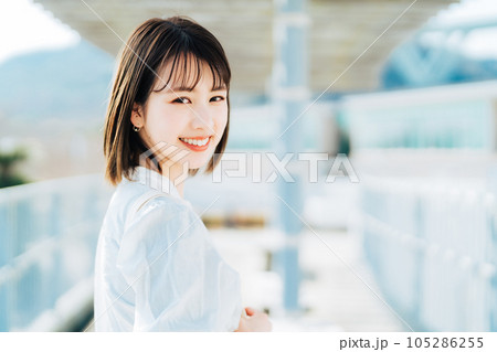 笑顔の女性 105286255