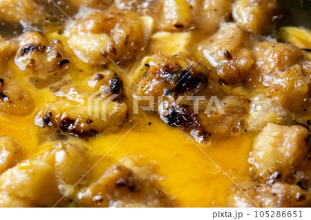 焼鳥(ぼんじり)の卵とじ調理シーン。残った焼鳥リメイクイメージ。 105286651