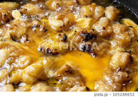 焼鳥(ぼんじり)の卵とじ調理シーン。残った焼鳥リメイクイメージ。 105286652