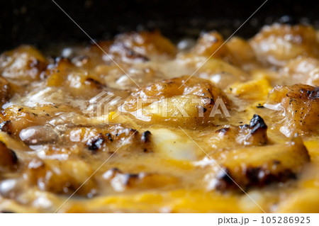 焼鳥(ぼんじり)の卵とじ調理シーン。残った焼鳥リメイクイメージ。 105286925