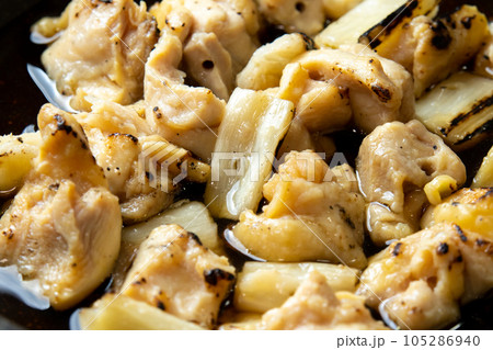 残った焼鳥(ねぎま)リメイク調理シーン。卵とじするためだし汁の入ったフライパンで煮る。 105286940