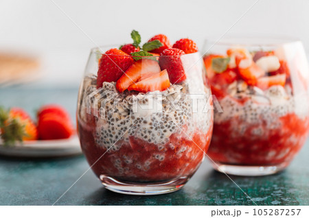 Strawberry Chia Pudding 105287257