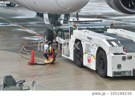 大阪国際空港（伊丹空港）駐機エリアの作業風景 105288238