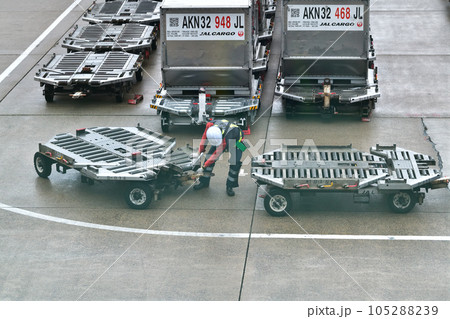 大阪国際空港（伊丹空港）駐機場コンテナドーリーの作業風景 105288239