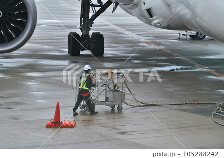 大阪国際空港（伊丹空港）駐機エリアの作業風景 105288242