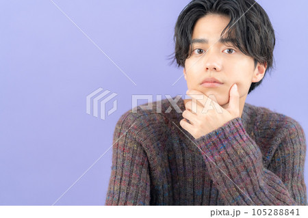 パープルバックのニットを着た若い男性 105288841