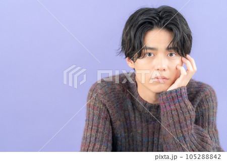パープルバックのニットを着た若い男性 105288842