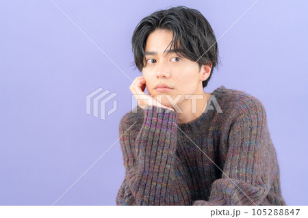 パープルバックのニットを着た若い男性 105288847