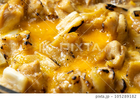 焼鳥(ねぎま)の卵とじ調理シーン。残った焼鳥リメイクイメージ。 105289182