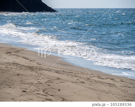 「因幡の白兎」の舞台とされる白兎海岸(鳥取県鳥取市)の波打ち際と、夏の青い日本海の風景。 105289336