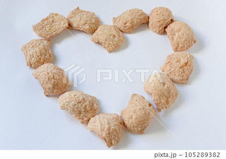 ハート型に並べた乾燥大豆ミート 105289382