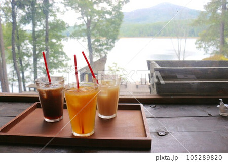 三人分の飲み物 三人分の飲み物 105289820