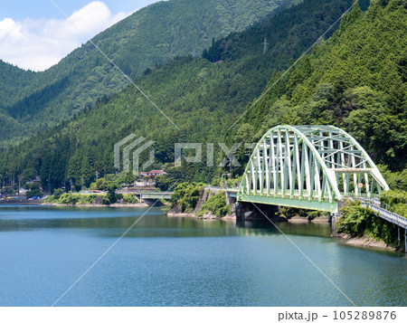 夏の音水湖(引原ダムの人工湖)と新三久安大橋(国道29号)の風景。(兵庫県宍粟市) 105289876