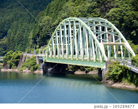 音水湖(引原ダムの人工湖)と新三久安大橋(国道29号)の夏の風景。(兵庫県宍粟市) 105289877