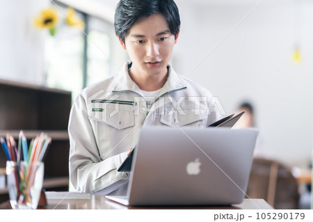 工務店勤務の男性エンジニア 工務店勤務の男性エンジニア 105290179