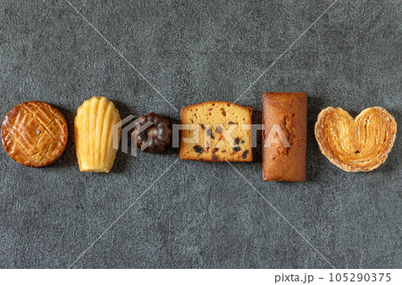様々な種類の焼き菓子 様々な種類の焼き菓子 105290375