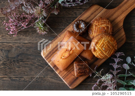 様々な種類の焼き菓子 105290515