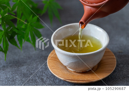 緑茶を注ぐ 緑茶を注ぐ 105290687