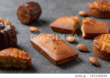 様々な種類の焼き菓子 105290688