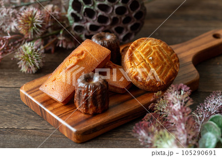 様々な種類の焼き菓子 105290691