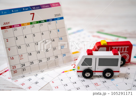 カレンダーと消防車と救急車 105291171