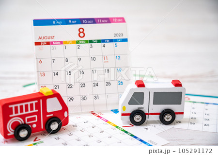 カレンダーと消防車と救急車 105291172