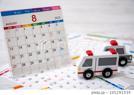 カレンダーと救急車とパトカー 105291334