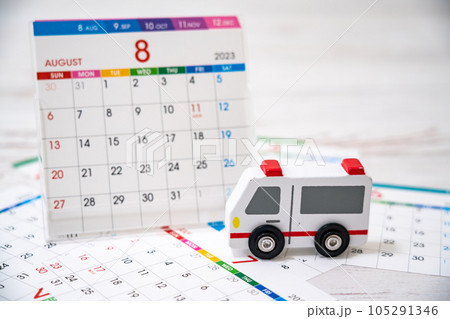 カレンダーと救急車 105291346