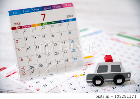 カレンダーとパトカー 105291371