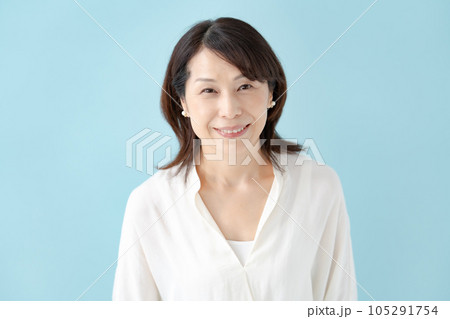 女性 シニア ポートレート 笑顔 女性 シニア ポートレート 笑顔 105291754