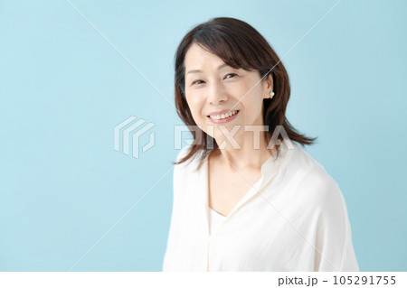 女性 シニア ポートレート 笑顔 女性 シニア ポートレート 笑顔 105291755