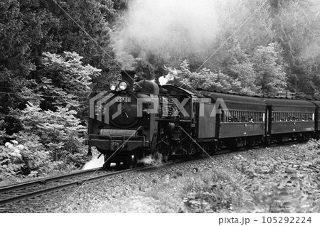 宗谷本線、塩狩峠を登坂する蒸気機関車C55旅客列車 105292224