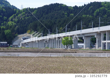 北陸新幹線   文殊山第2福井トンネル入口付近　福井市二上町　2023年5月 105292779