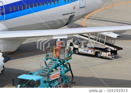 ジェット機への給油　燃料補給　ジェット燃料　空港業務 105292913