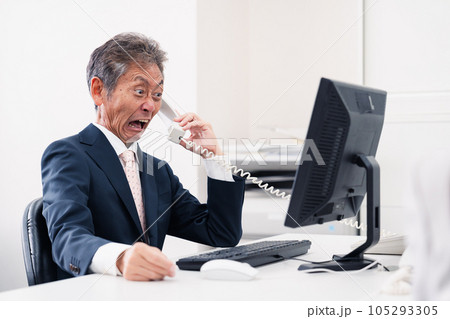 電話で激怒する上司 電話で激怒する上司 105293305