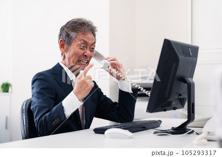 電話で激怒する上司 105293317