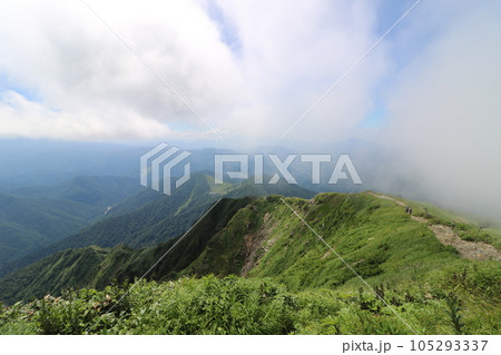 2023年7月の群馬県の谷川岳の山頂からの天神尾根の眺め 105293337