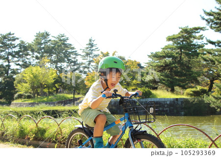 自転車に乗るこども 105293369
