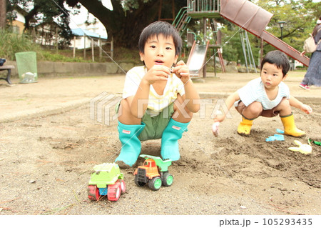 お砂場遊びする子ども 105293435