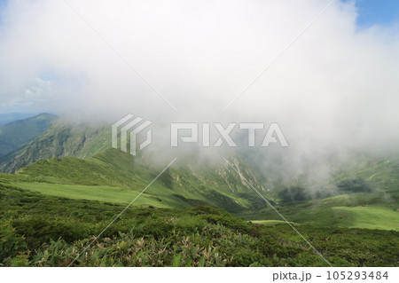 2023年7月の群馬県の谷川岳の山頂からの眺め 105293484