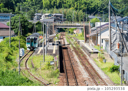 【徳島線】阿波川島駅に停車する普通列車 105293538