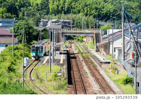 【徳島線】阿波川島駅に停車する普通列車 105293539