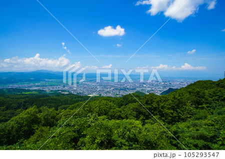 西蔵王展望台から見る山形市と空 105293547