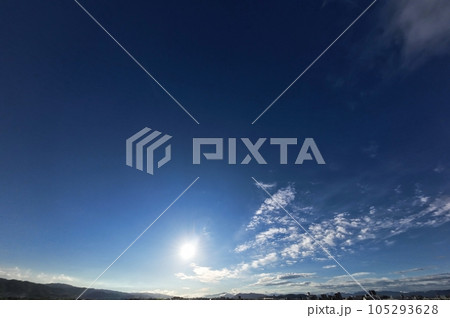 多様な雲が現れた夏の朝空・超広角・空主体・230720am 105293628