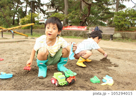 お砂場遊びする子ども 105294015