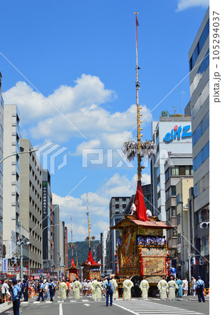 夏空の京都祇園祭 山鉾巡行を終えた四条通 105294037