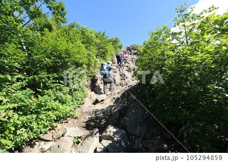 2023年7月の群馬県の谷川岳の登山道 105294859