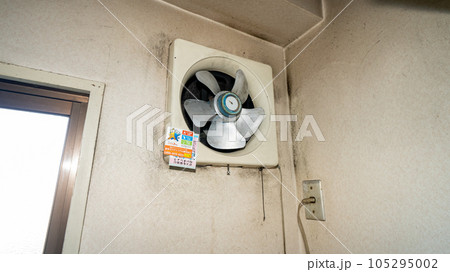 古い汚れた換気扇 105295002